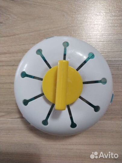 Кормушки, колёсико, ветка на подставке