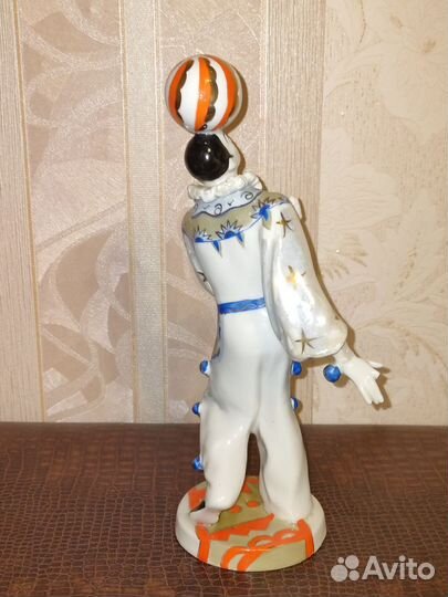 Статуэтка клоун с мячом