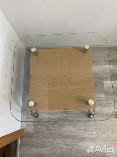 Стеклянный журнальный строик на колёсиках