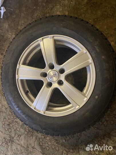 Bridgestone Blizzak DM-V2 215/65 R16