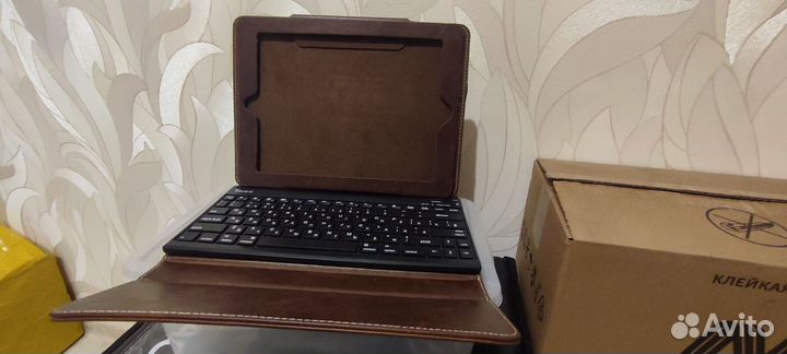 Беспроводная клавиатура - чехол для планшета iPad