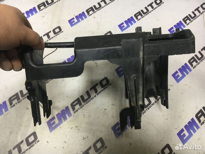 Кронштейн розетки предохранителей Шкода Фабия 2