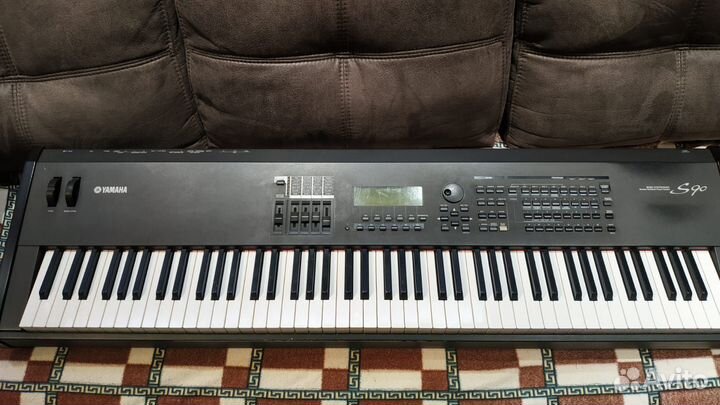 Синтезатор Yamaha S90
