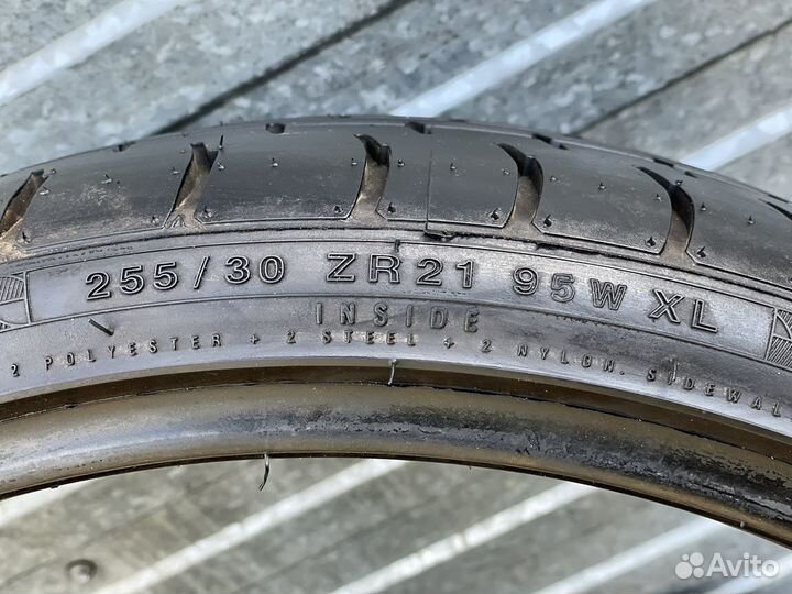 Accelera PHI 255/30 R21 95W