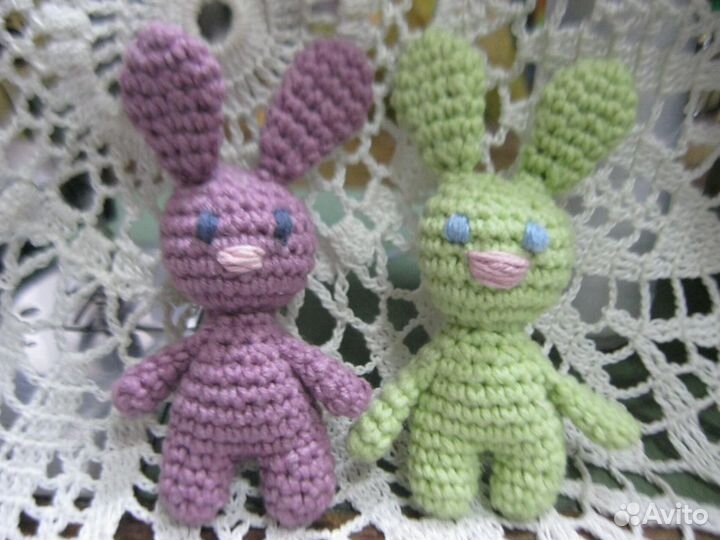 Вязаная игрушка зайчик