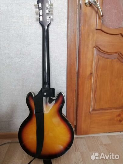 Полуакустическая электро гитара