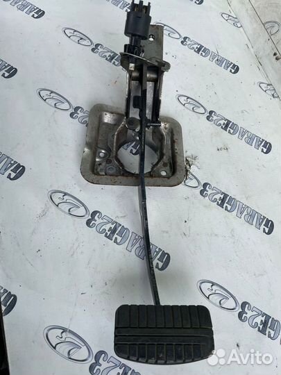 Педаль тормоза Mitsubishi Outlander 1