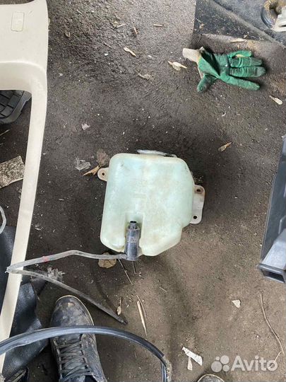 Бачок омывателя Toyota Land Cruiser 80