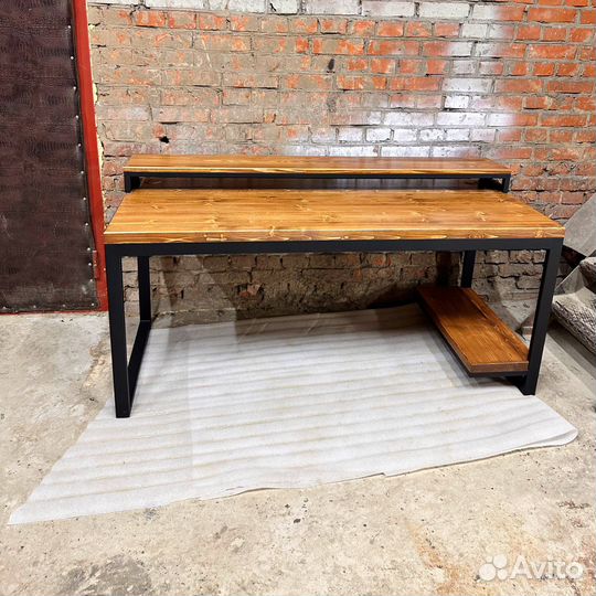 Компьютерный стол с полками