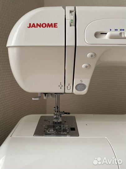 Швейная машина Janome