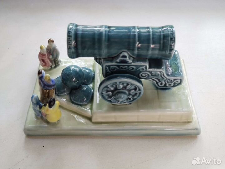 Фарфоровая статуэтка зик