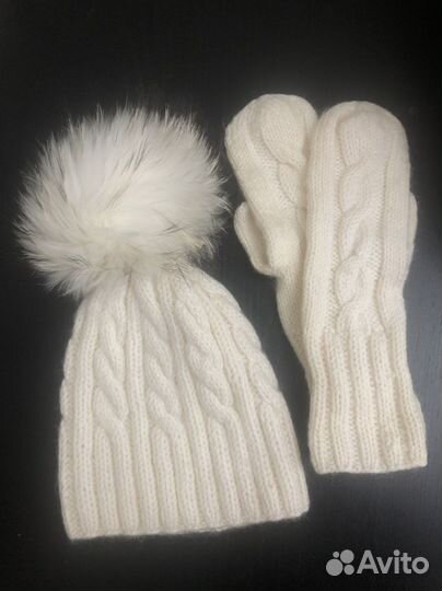 Вязаный комплект шапка и варежки