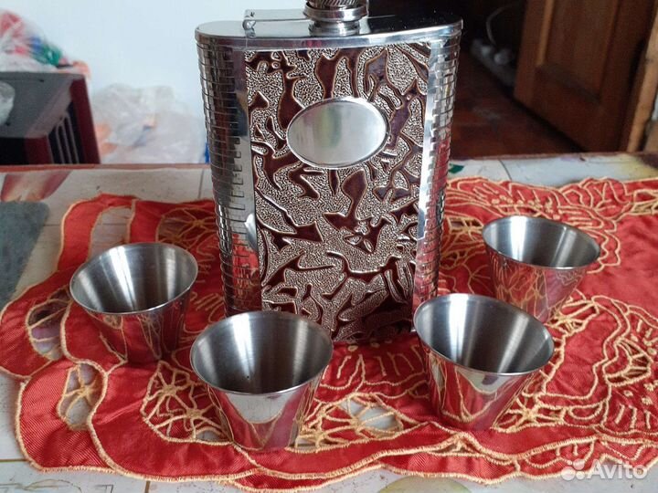 Фляжка и набор стаканчиков