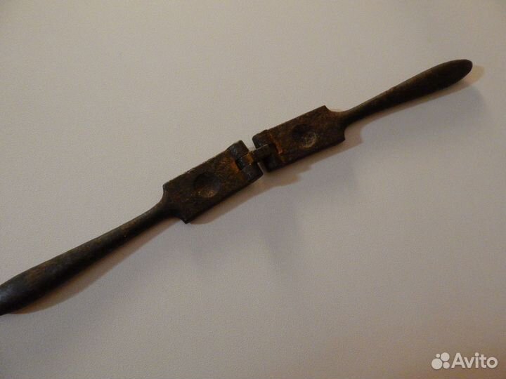 Старинный кованый орехокол