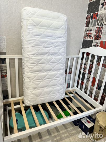 Детская кроватка с маятником