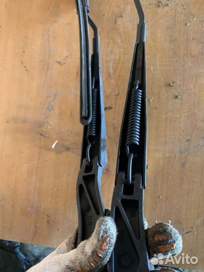 Поводок дворника правый Volkswagen Polo седан 5