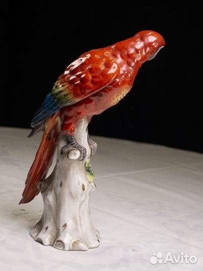 Фарфоровая статуэтка 