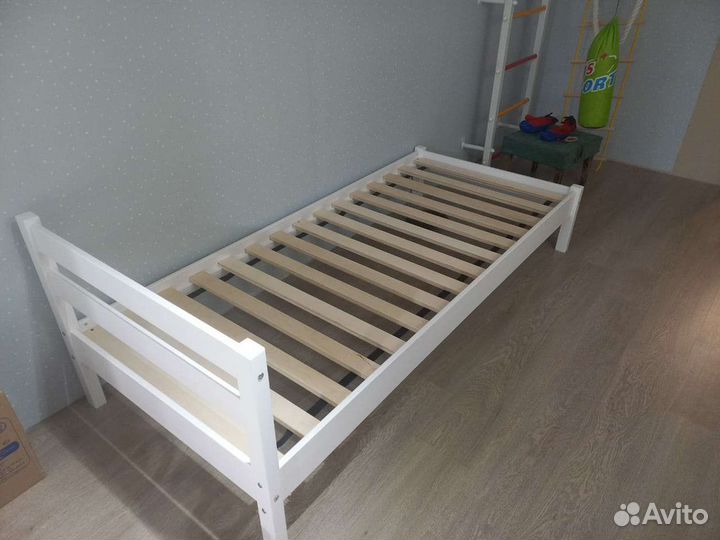 Кровать с изголовьем