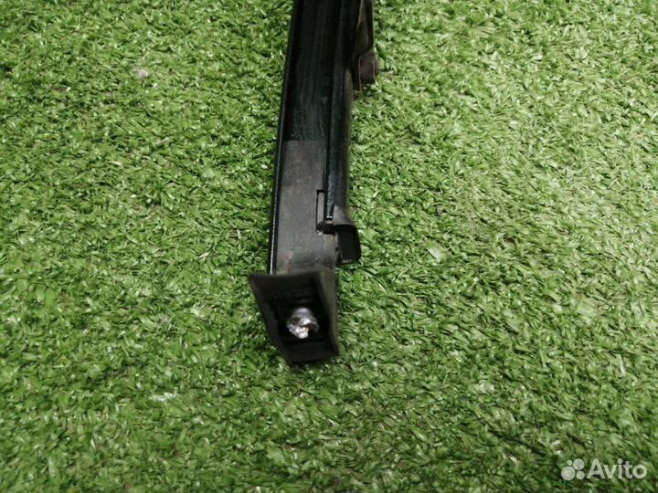 Направляющая стекла задняя правая Lexus Es 2015