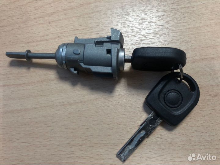 Личинка замка двери передняя правая Volkswagen