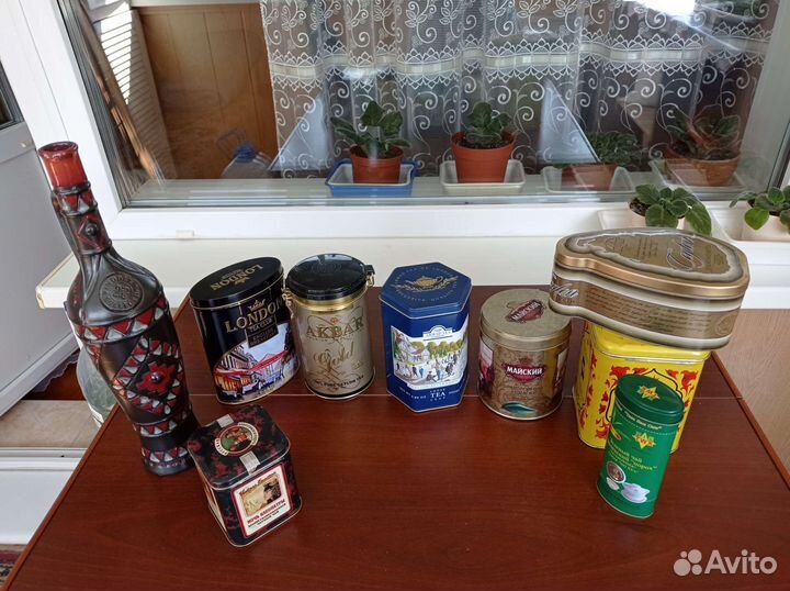 Банки из под чая и бутылка керамическая