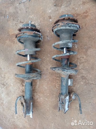 Амортизатор передний на Тойота Авенсис 02г