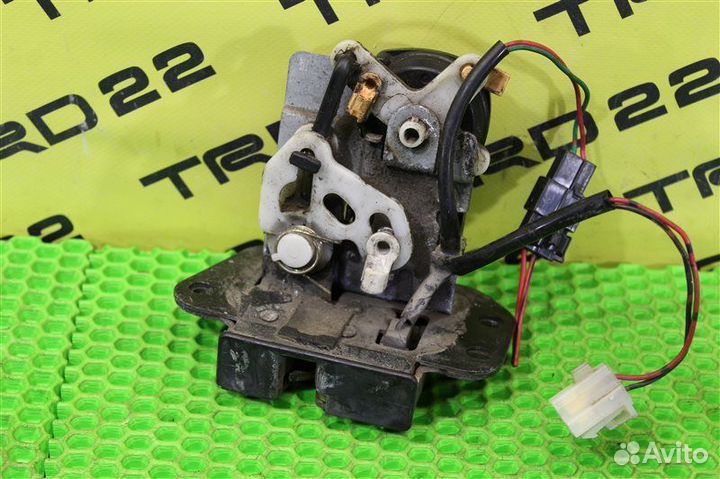 Замок багажника Mazda Bongo SK82MN F8 2012