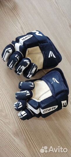 Хоккейный набор(шлем,краги,защита для шеи,майка)