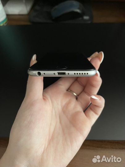 iPhone 6 и наушники Airpods
