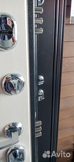 Дверь входная с зеркалом