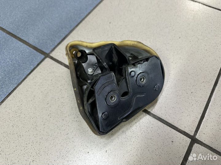 Замок сдвижной двери ответная часть Каравелла Т5