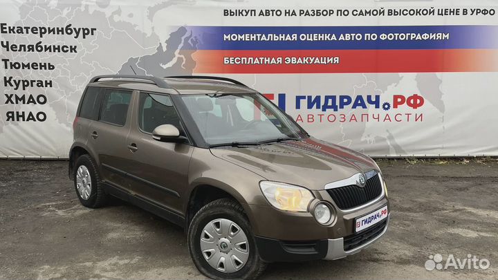 Обшивка двери передней левой Skoda Yeti (5L) 5L0867011B