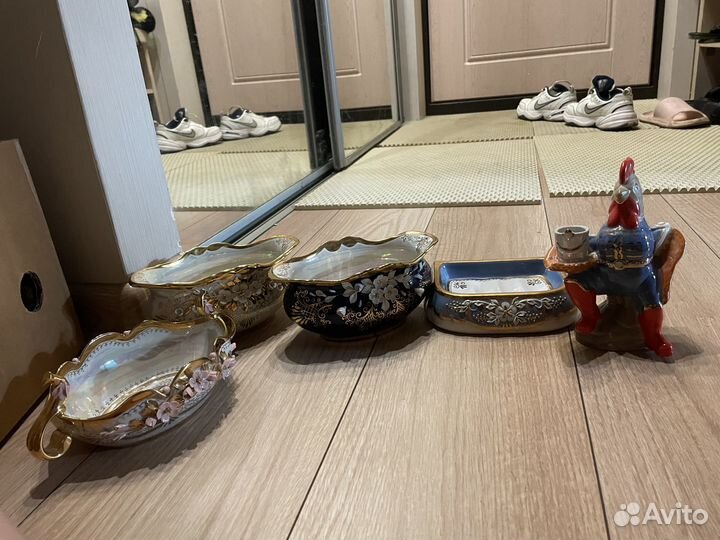 Фарфоровая посуда, статуэтка и яйцо