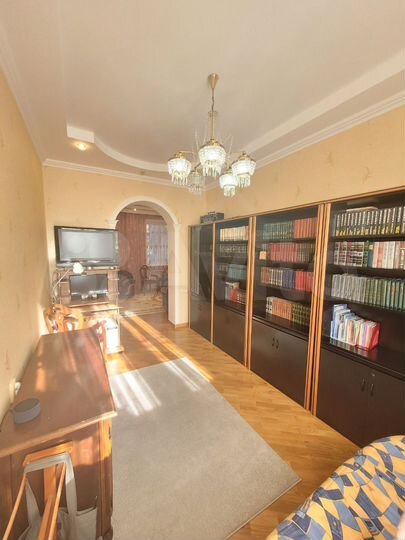 3-к. квартира, 100 м², 1/3 эт.