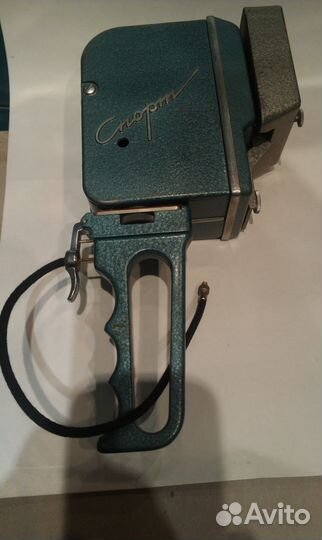 Кинокамера 1960-х годов и фотоальбом