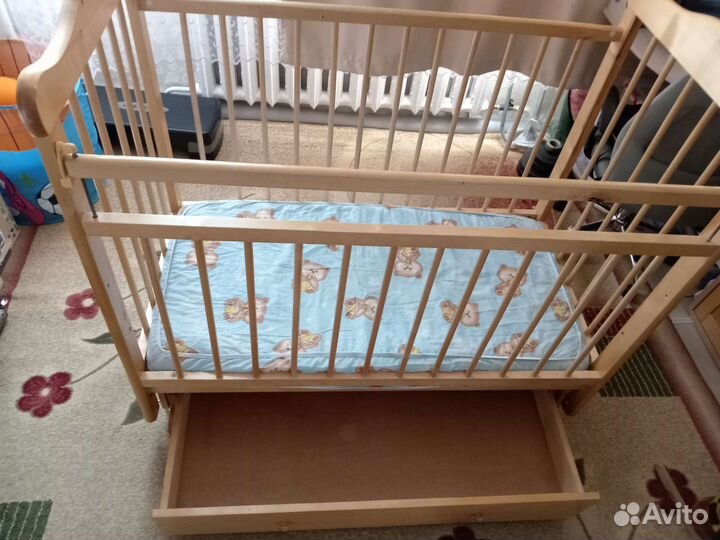 Детская кроватка с маятником и ящиком