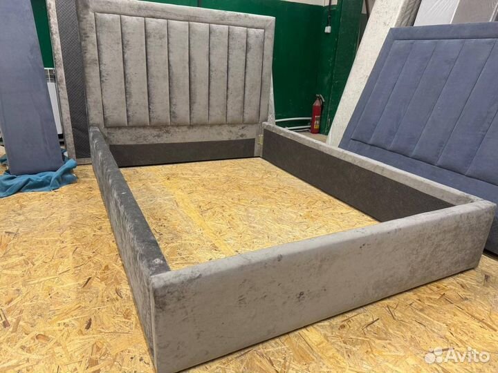 Кровать двухспальная с матрасом
