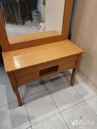 Трюмо с зеркалом