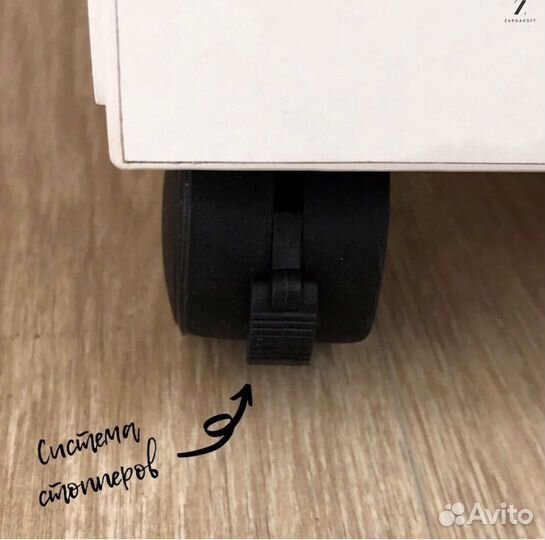 Гримёрный столик визажиста с гримёрным зеркалом