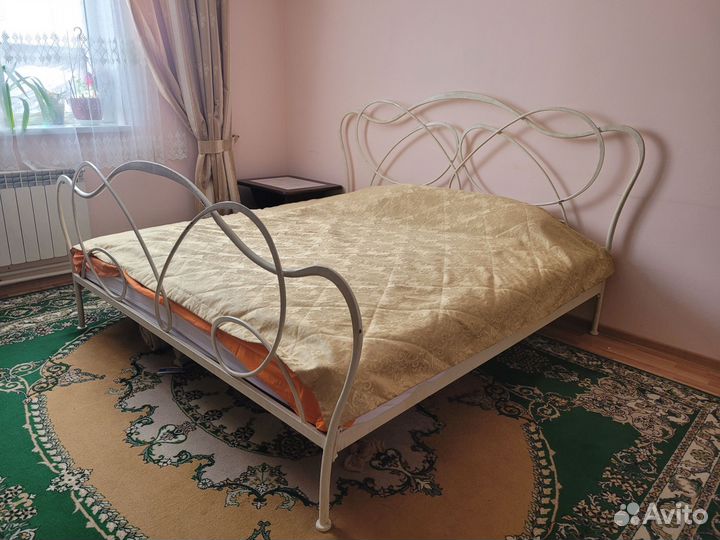 Кованая кровать с матрасом