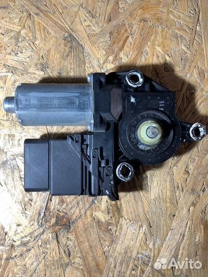 Мотор стеклоподъемника задний правый Volkswagen