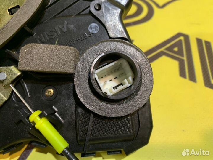 Замок двери передний левый Toyota Camry ACV30