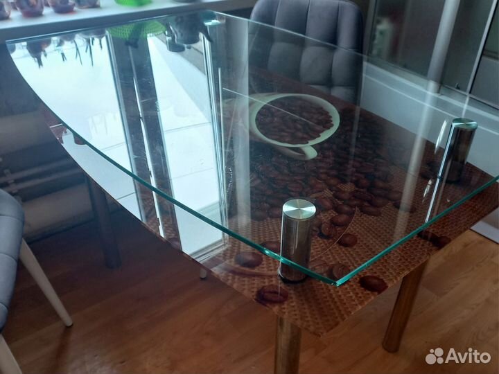 Стол кухоный стекляный