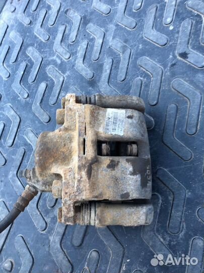 Тормозной суппорт передний правый Renault Logan