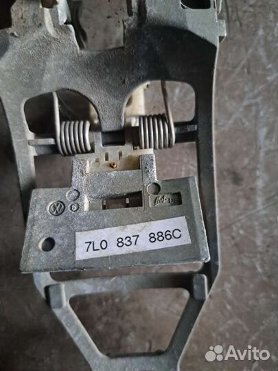 Кронштейн ручки передний Volkswagen Touareg