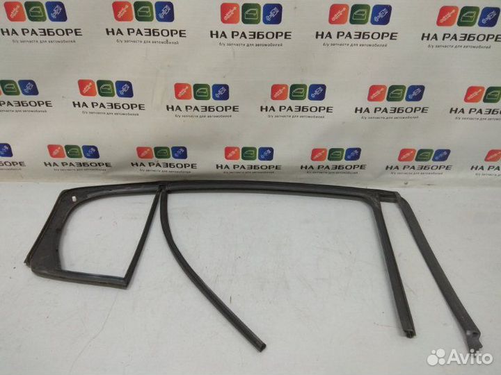 Уплотнительная резинка стекла двери задняя левая