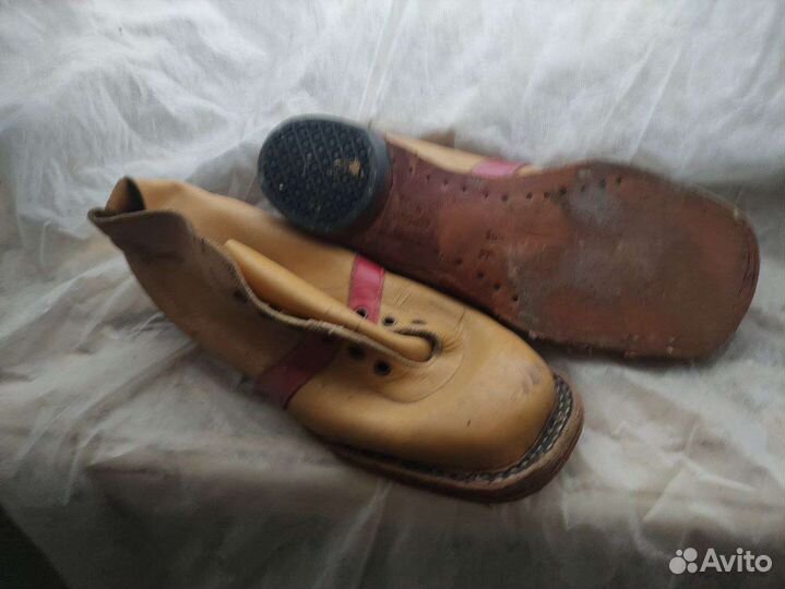 Лыжные ботинки ретро