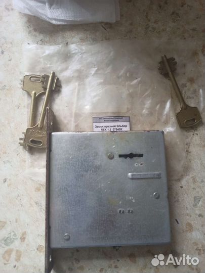 Замок дверной бу