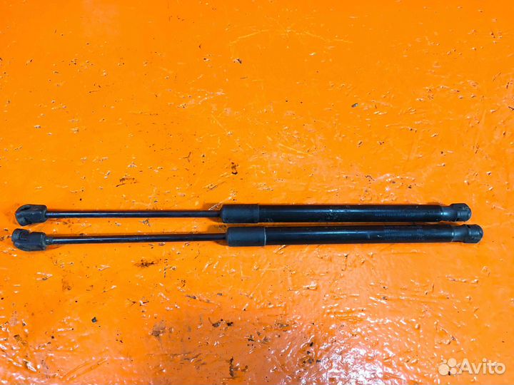 Амортизатор крышки багажника (3-5 двери) Volkswage