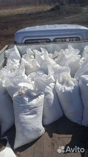 Перегной, песок, земля в мешках и машиной